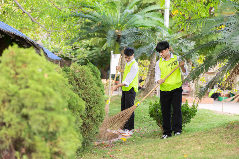 Nhân dịp này, các bạn cùng hỗ trợ trung tâm dọn dẹp khuôn viên sạch sẽ