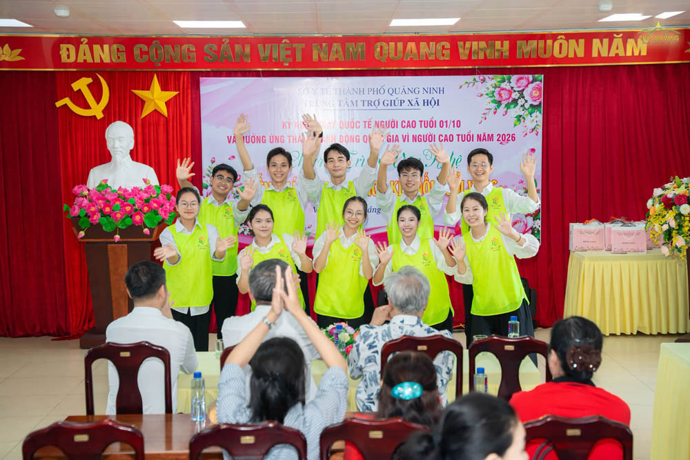 Một sân khấu nhỏ, thật nhiều nụ cười và những khoảnh khắc đáng nhớ cùng các ông, các bà