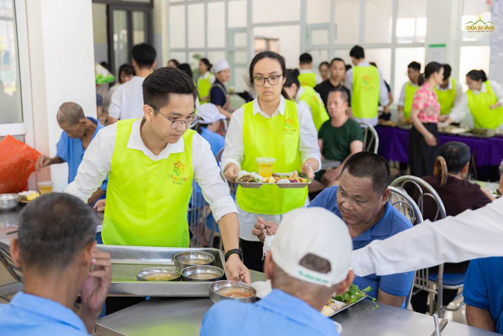 Được quan tâm, chăm sóc đến các cụ, chắc hẳn các bạn thấy rất hạnh phúc!