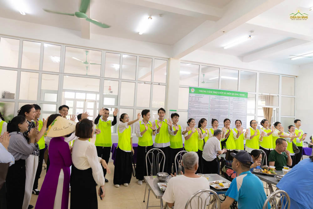Các bạn gửi lời chào tạm biệt đến các cụ trước khi trở về