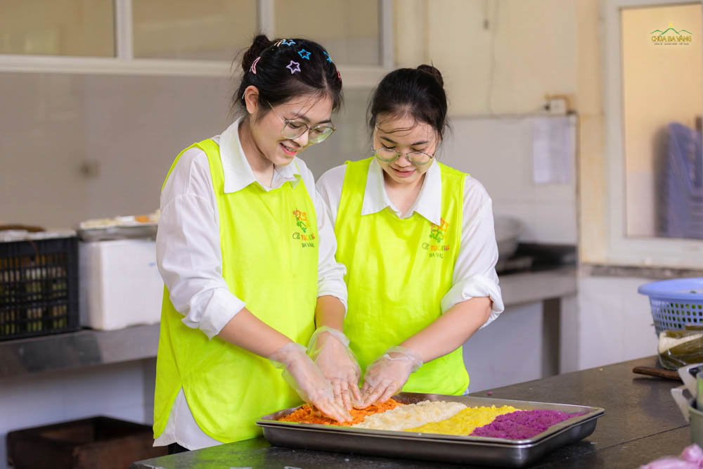 Các bạn cùng nhau vào bếp, hỗ trợ trung tâm chuẩn bị cơm trưa cho các cụ ông, cụ bà