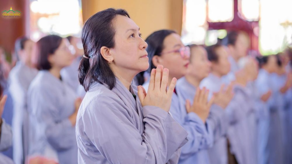 Ta nên biết bản thân còn nhiều yếu kém mà kiên quyết bám chặt sự tu tập (ảnh minh họa)  