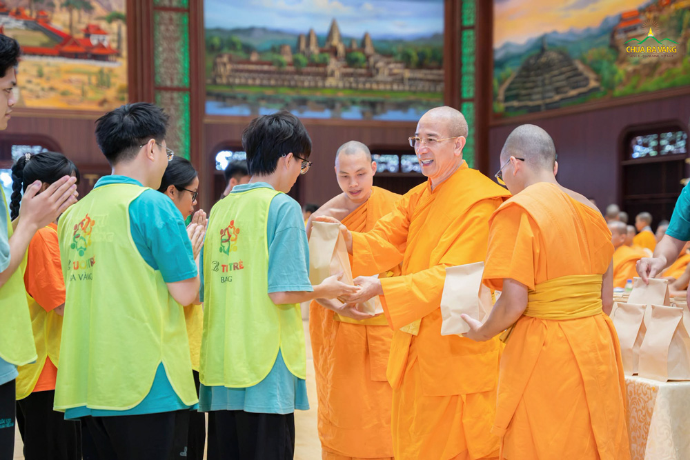 Chúng ta nên gần gũi, thân cận với các bậc giới đức, có trí tuệ (ảnh minh họa)