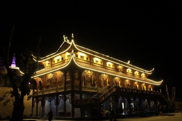 Cảnh chùa Ba Vàng về đêm lung linh.