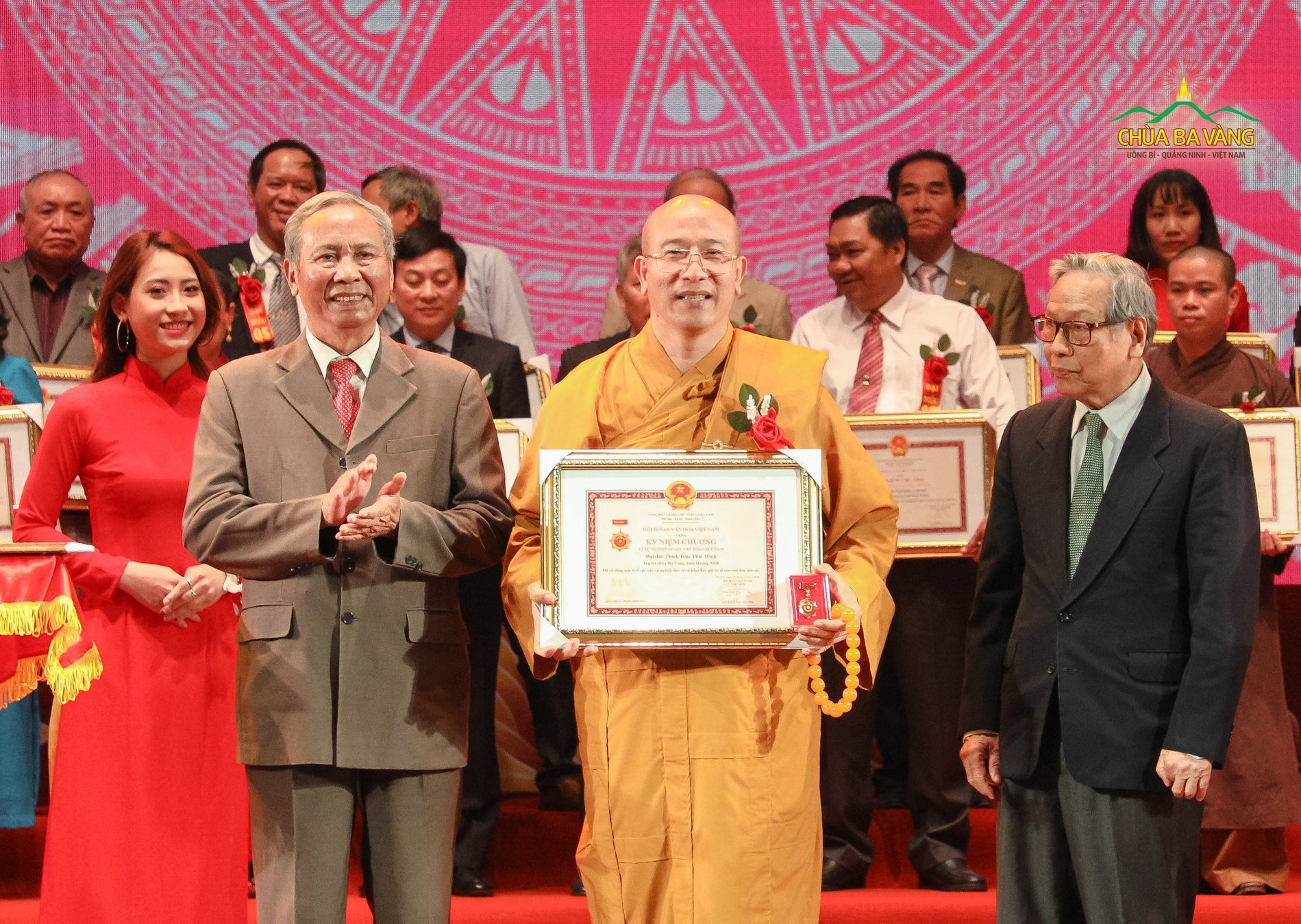 Sư Phụ - Đại đức Thích Trúc Thái Minh vinh dự được Ban Tổ Chức Hội Di sản Văn hóa Việt Nam trao tặng bằng khen và kỷ niệm chương “Vì Sự nghiệp di sản văn hóa Việt Nam”.