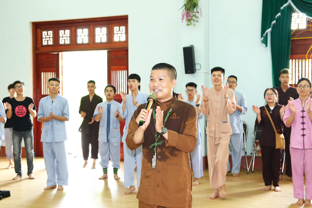Nhạc sĩ Nam Chung đang hướng dẫn cho các bạn tình nguyện viên những kỹ năng cần thiết.