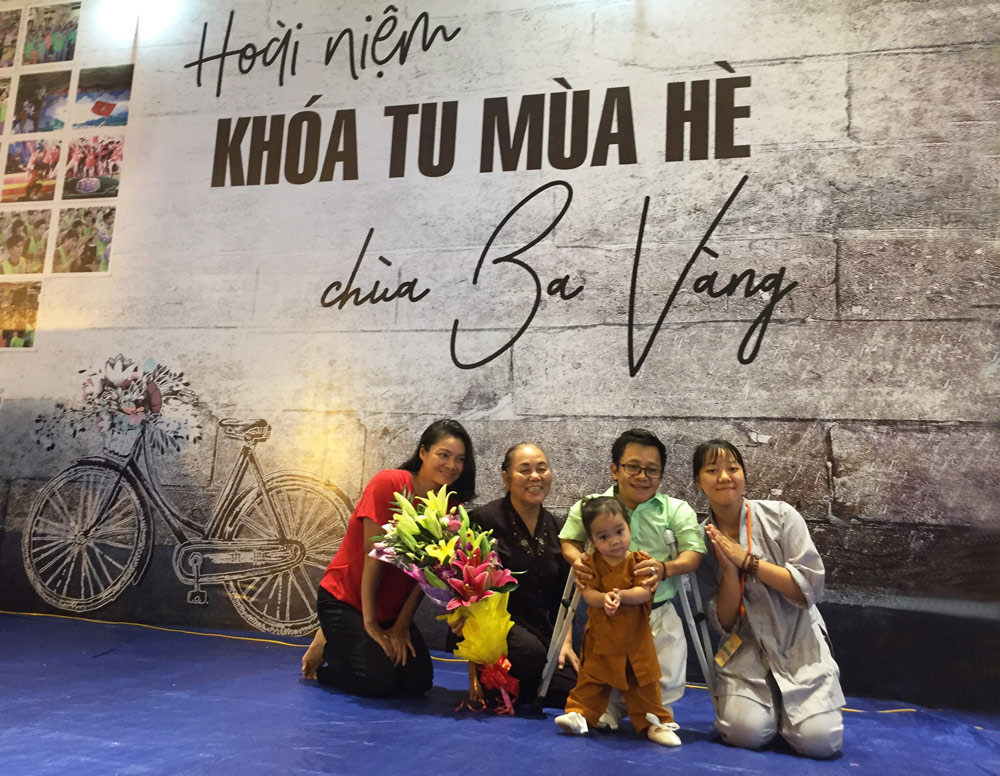 Anh Nguyễn Sơn Lâm chụp ảnh cùng mẹ, vợ và con gái tại Khóa tu mùa hè chùa Ba Vàng.
