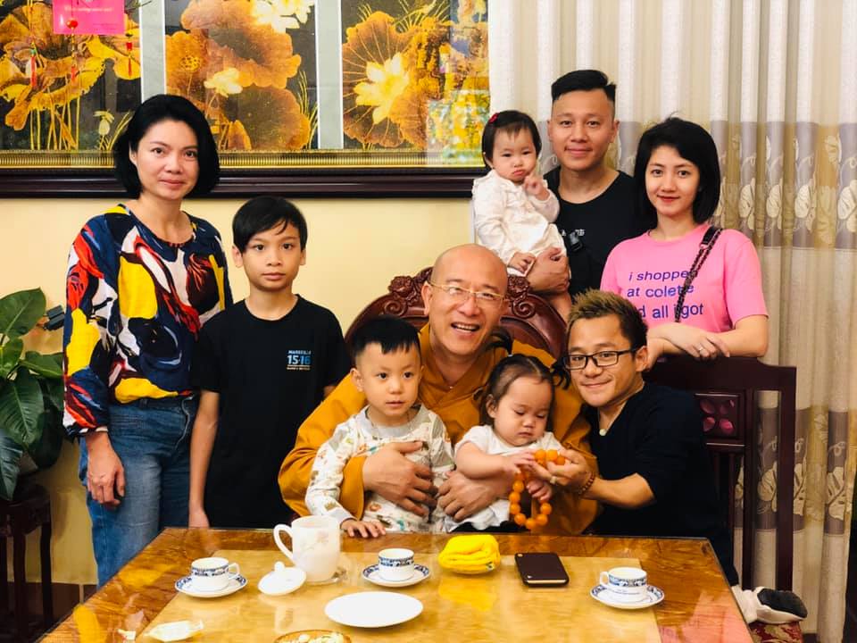 Anh Nguyễn Sơn Lâm và gia đình chụp ánh cùng Sư Phụ Thích Trúc Thái Minh.
