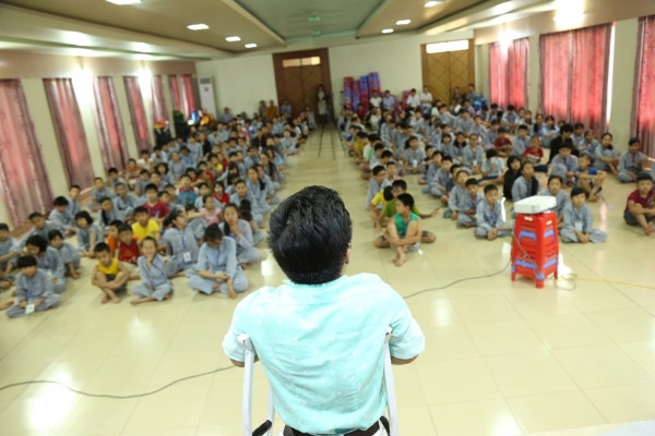 Anh Sơn Lâm đã có buổi trò chuyện với các bạn khóa sinh khóa tu mùa hè tỉnh Lai Châu.
