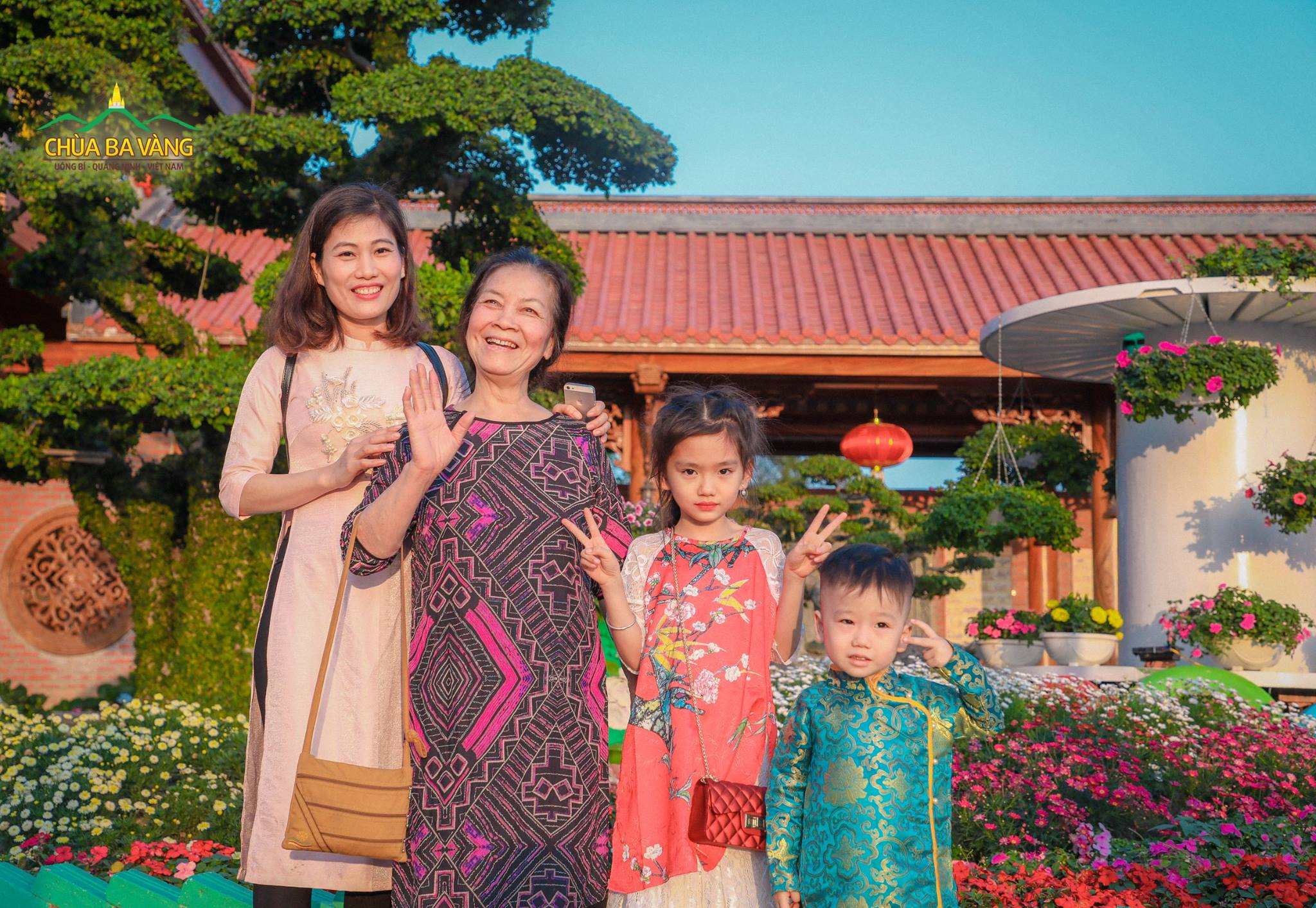 Cả gia đình đi lễ chùa đầu năm để cầu bình an và may mắn 