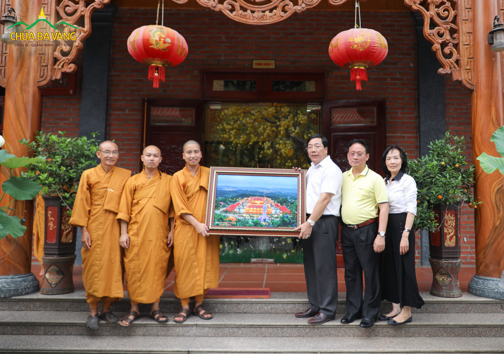 Đại sứ Nguyễn Thanh Sơn chụp ảnh lưu niệm cùng Đại Tăng chùa Ba Vàng.