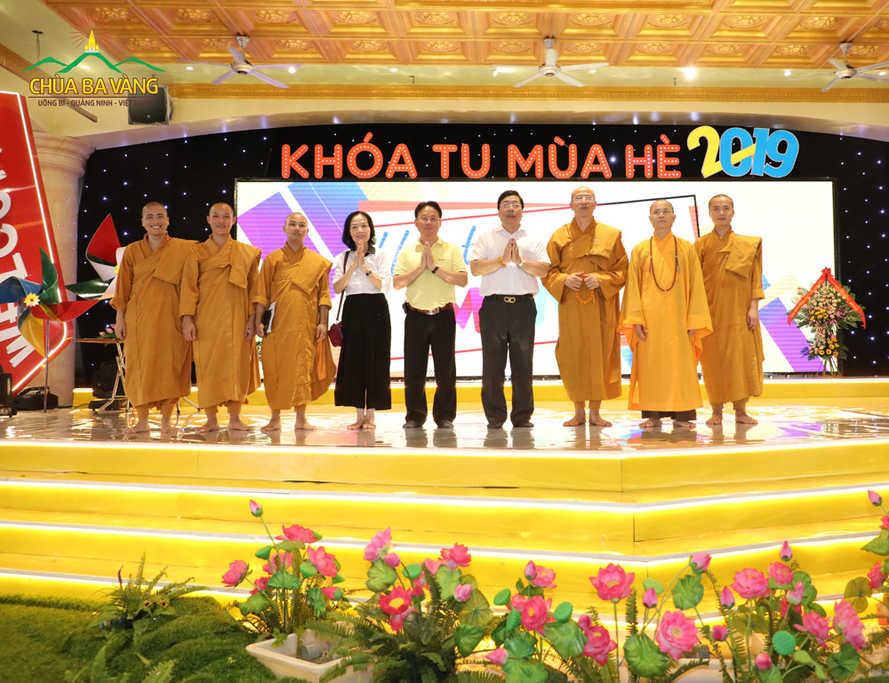 Đại sứ Nguyễn Thanh Sơn chụp ảnh cùng Thầy Trụ trì, Đại Tăng chùa Ba Vàng và các quý Đại biểu
