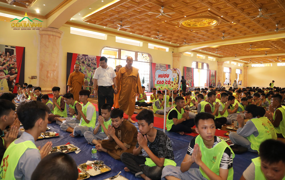 Đại Sứ Nguyễn Thanh Sơn rất ấn tượng về các em khóa sinh trong khóa tu mùa hè chùa Ba Vàng.