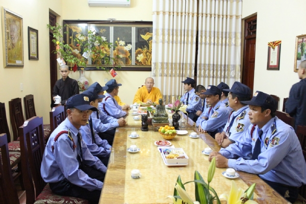 Ban an ninh, bảo vệ đảm bảo an toàn, trật tự cho nhân dân Phật tử khi về chùa.