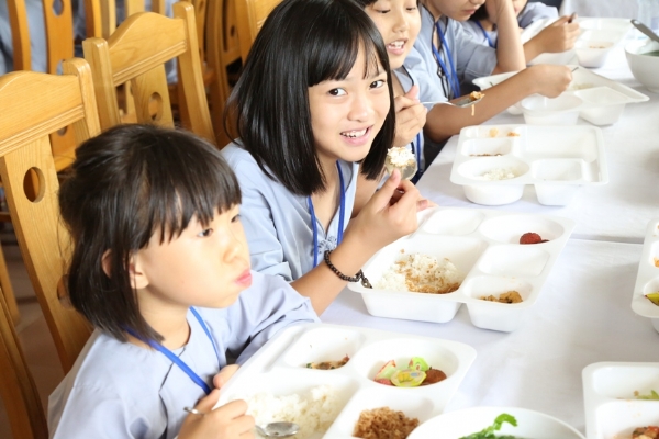 Bữa trưa đầy đủ dinh dưỡng để các bạn khóa sinh có đủ sức khỏe cho ngày tu học.