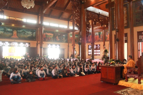 Buổi Pháp thoại của Đại Đức Thích Trúc Thái Minh với gần 200 bạn học sinh.