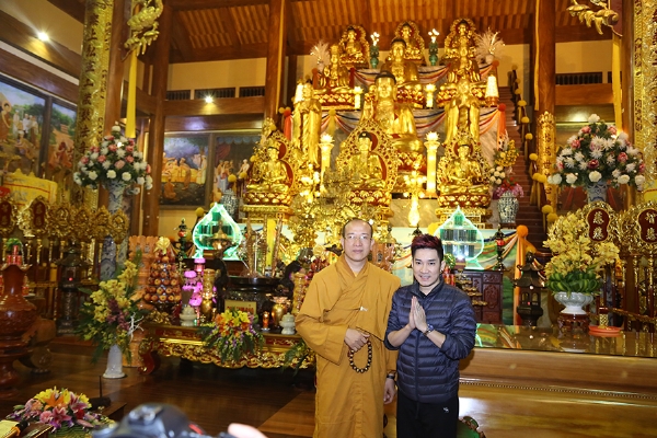 Ca sĩ Quang Hà chụp ảnh lưu niệm cùng Thầy Thích Trúc Thái Minh.