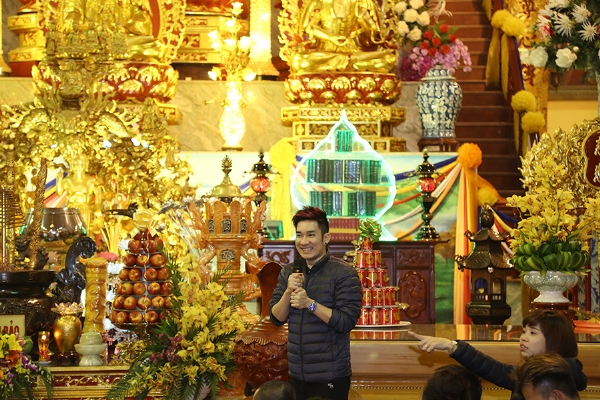 Ca sĩ Quang Hà tới thăm chùa Ba Vàng.