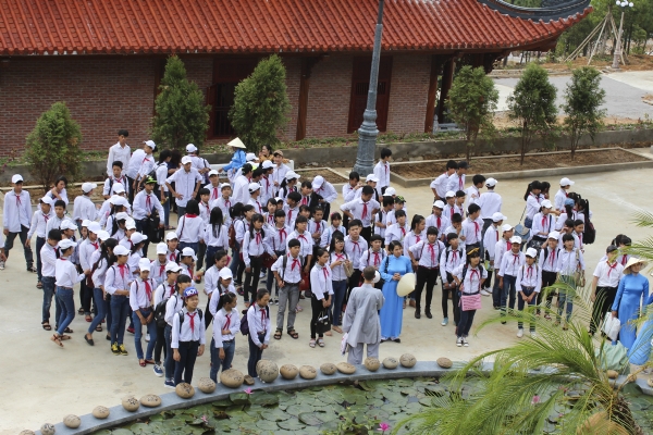 Các ban học sinh tập trung tại vườn Di Đà để chuẩn bị cho chương trình tiếp theo của buổi ngoại khóa.