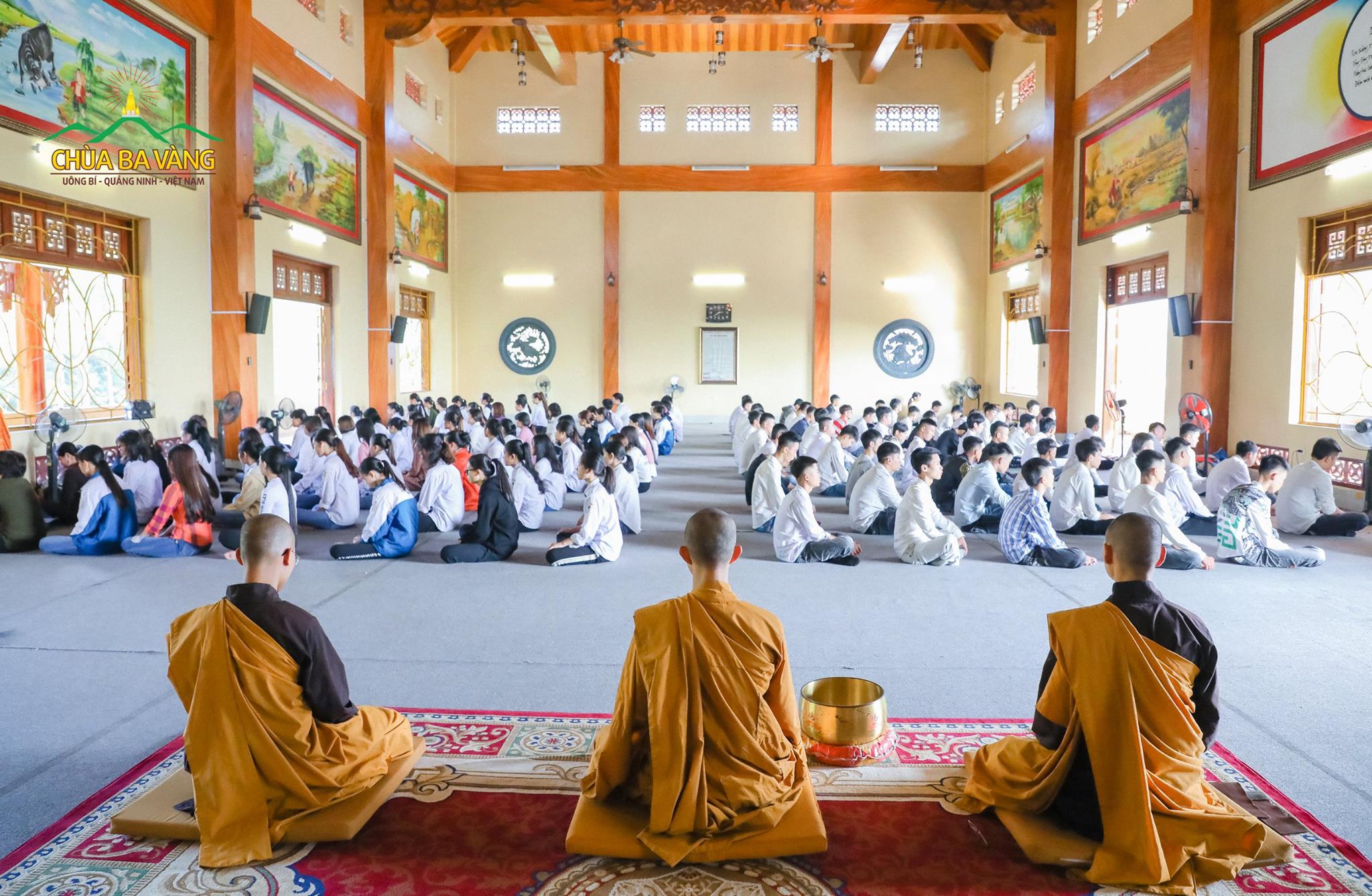 Các bạn học sinh Trung tâm Giáo Dục Thường Xuyên Đông Triều - Quảng Ninh thực hành ngồi thiền.
