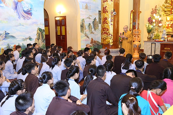 Các bạn khóa sinh chăm chú lắng nghe những câu chuyện ý nghĩa về cuộc đời Đức Phật.