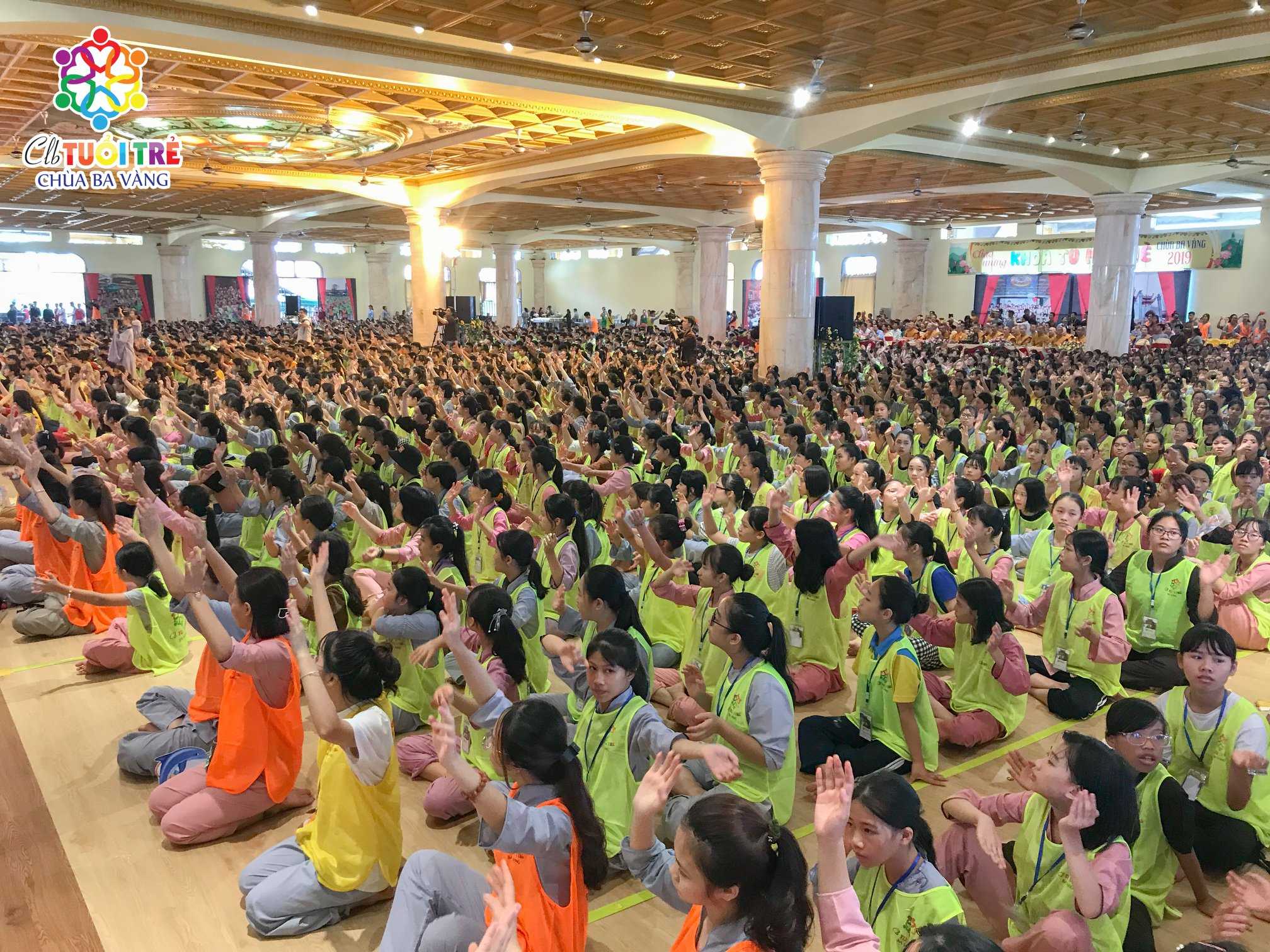 Các bạn khóa sinh hào hứng tham gia buổi lễ khai mạc khóa tu mùa hè chùa Ba Vàng 2019.