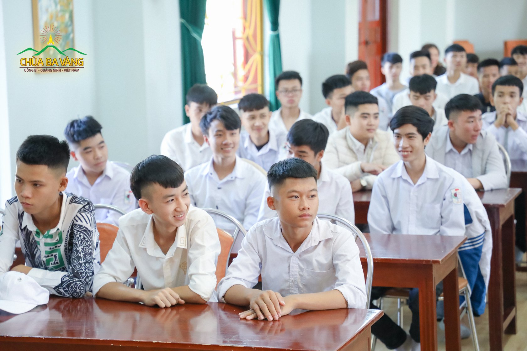 Các bạn trẻ Trung tâm Giáo Dục Thường Xuyên Đông Triều - Quảng Ninh hoan hỷ đón nhận dòng pháp nhũ.