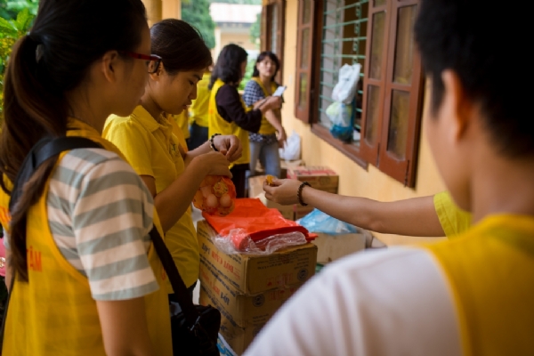 Các bạn trẻ tham gia chương trình thiện nguyện tại trại phong Phú Bình.