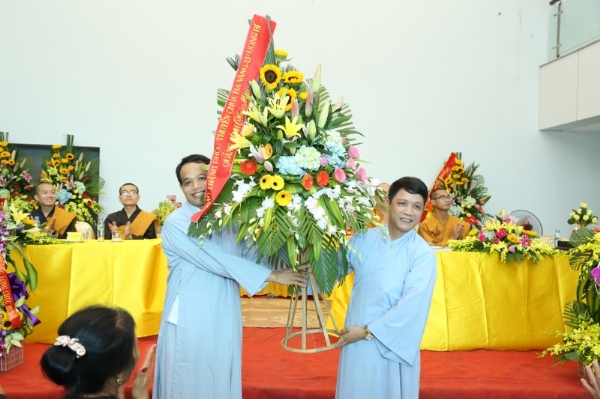 Các đạo tràng chùa Ba Vàng tặng hoa chúc mừng đạo tràng Minh Long.