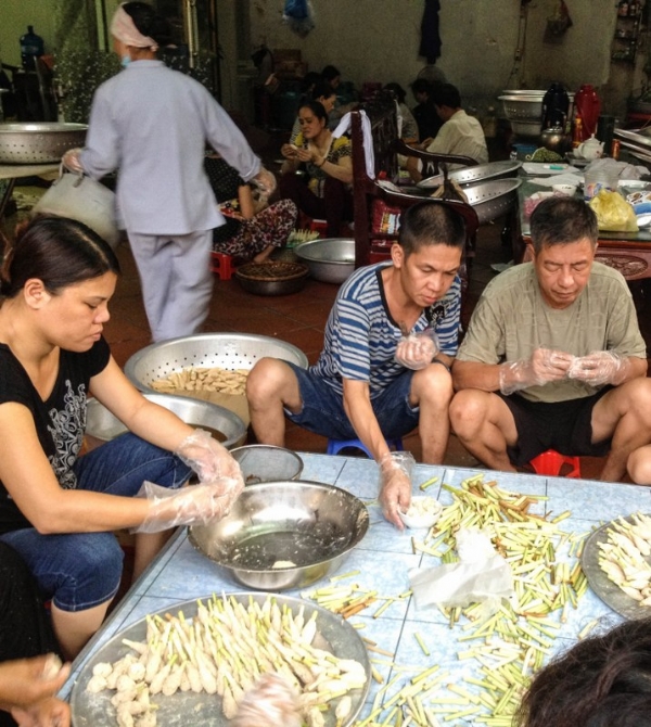 Các đạo tràng ở Hạ Long, Cẩm Phả tích cực làm việc để chuẩn bị cho khánh thành nhà thờ Tổ chùa Ba Vàng.