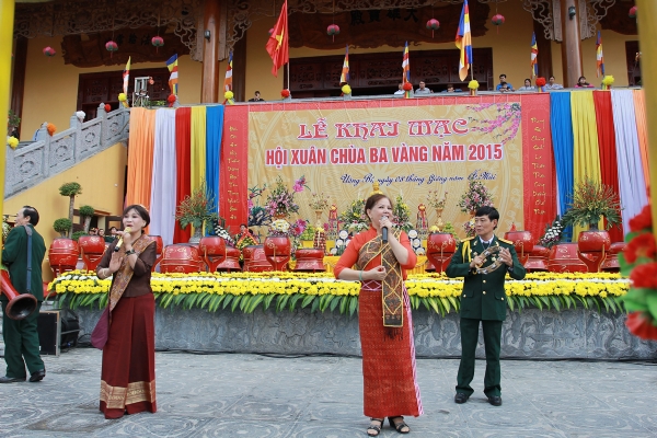 Các nghệ sĩ của hội truyền thống Trường Sơn đường Hồ Chí Minh biểu diễn.
