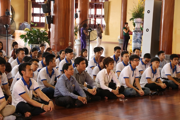 Các nhân viên công ty CP Đào Tạo Và Cung Cấp Nhân Lực Quốc Tế HAVICO chăm chú lắng nghe những chia sẻ của Thầy Thích Trúc Thái Minh về thiền và ứng dụng của thiền trong cuộc sống.