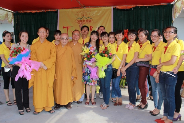 CLB Phật tử Bông Sen Vàng Chùa Ba Vàng tổ chức trung thu cho các em nhỏ.
