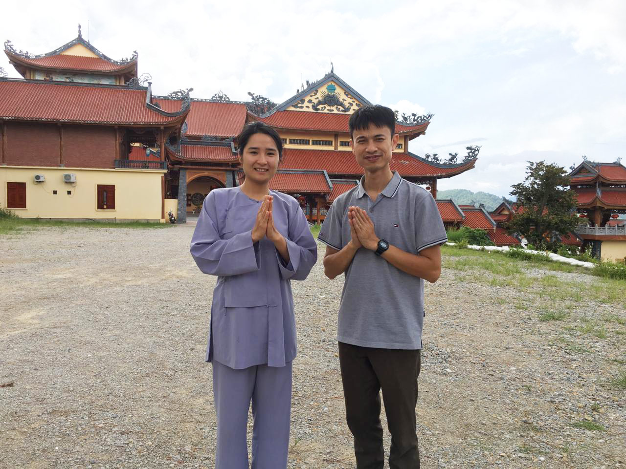 Chị Bích chụp ảnh cùng anh rể tại chùa Ba Vàng.