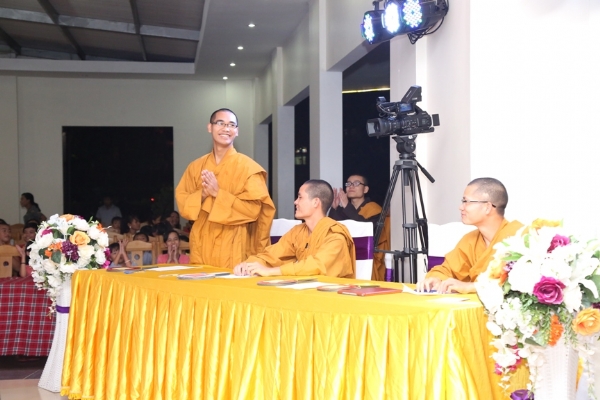 Chư Tăng chùa Ba Vàng - ban giám khảo cuộc thi tài năng của các bạn khóa sinh.