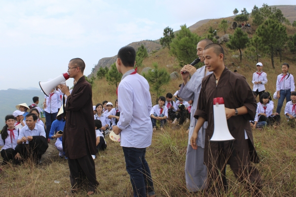 Chư Tăng chùa Ba Vàng đã có buổi giao lưu với các bạn học sinh trong buổi sinh hoạt ngoại khóa ý nghĩa tại chùa.