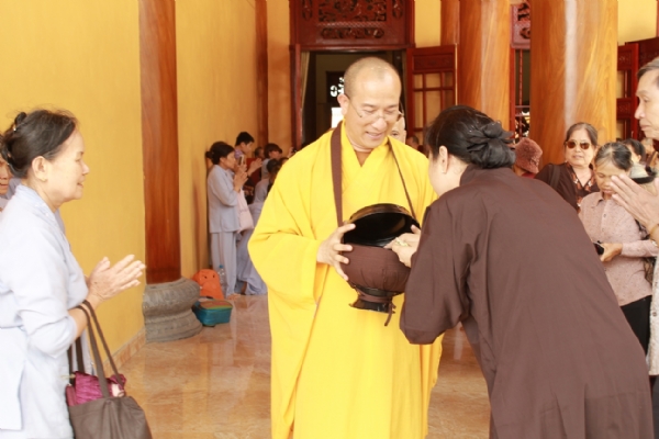 Chư Tăng chùa Ba Vàng đi khất thực tái hiện lại hình ảnh tăng đoàn thời Đức Phật còn tại thế