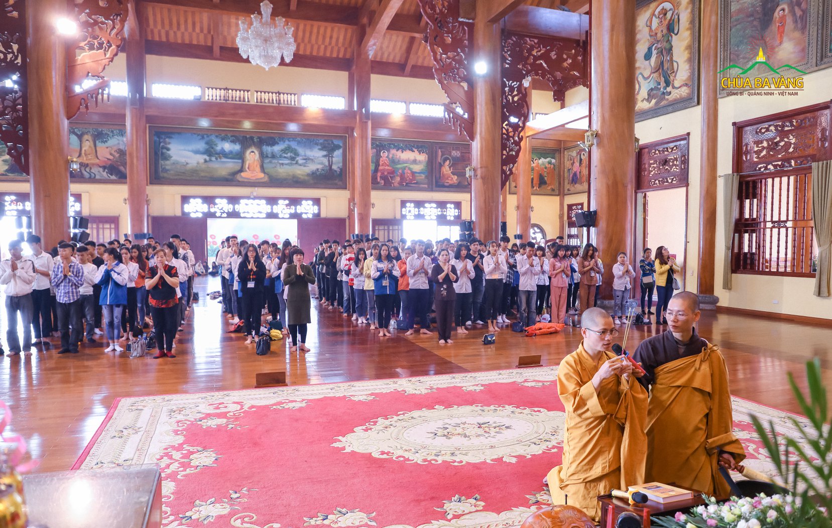 Chư Tăng chùa Ba Vàng làm lễ cầu an cho phái đoàn Trung tâm Giáo Dục Thường Xuyên Đông Triều - Quảng Ninh.