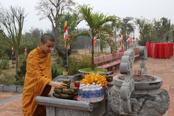 Chư Tăng chùa Ba Vàng phụ giúp công tác chuẩn bị cho Đại lễ khánh thành chùa Diên Phúc.