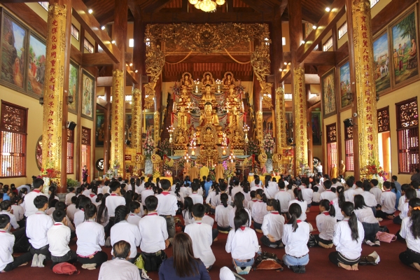 Chư Tăng chùa Ba Vàng tác lễ cầu an cho đoàn THCS Cổ Thành.