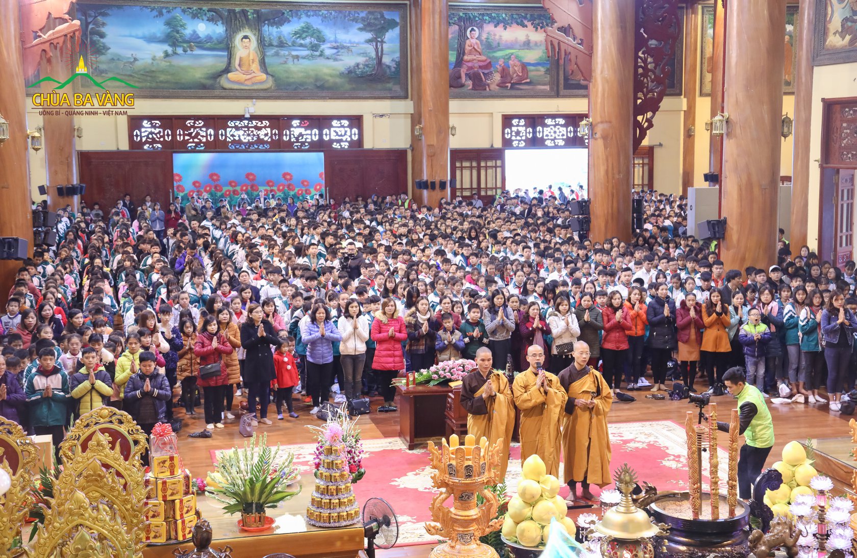 Chư Tăng chùa Ba Vàng tác lễ cầu an cho hai trường THCS tỉnh Hải Dương.
