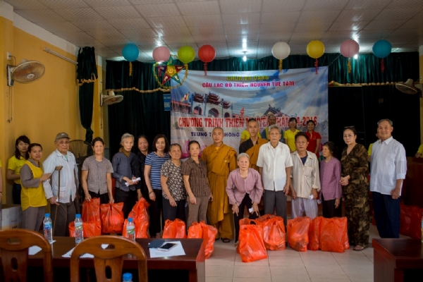 Chư Tăng chùa Ba Vàng trao tặng những phần quà tới các cụ tại trung tâm phong Phú Bình.
