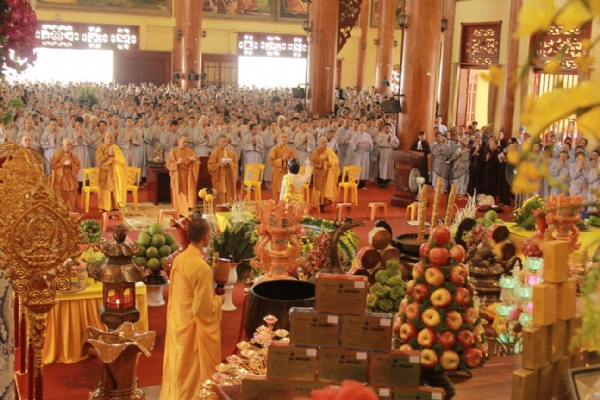 Chư Tăng hướng dẫn Phật tử làm lễ trong ngày tu Bát quan trai