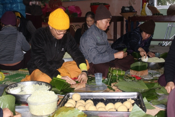 Chư Tăng Ni cùng Phật tử chùa Ba Vàng gói bánh chưng chuẩn bị cho Tết cổ truyền năm Ất Mùi.