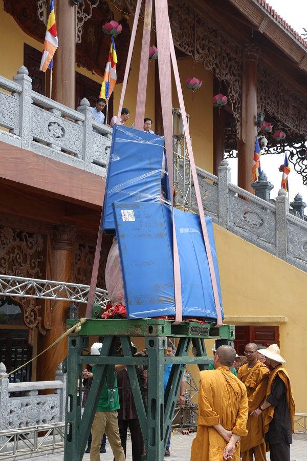 Chư Tăng Ni cùng Phật tử chùa Ba Vàng hoan hỷ cung đón bảo tượng Phật Ngọc Vì Hòa Bình Thế Giới.