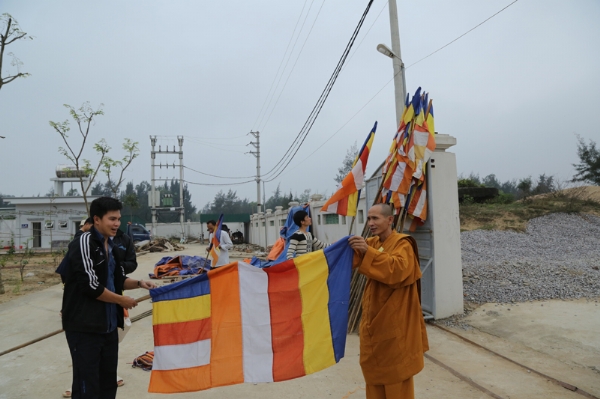 Chư Tăng Ni, Phật tử chùa Ba Vàng phụ giúp công tác chuẩn bị Đại lễ khánh thành chùa Diên Phúc.