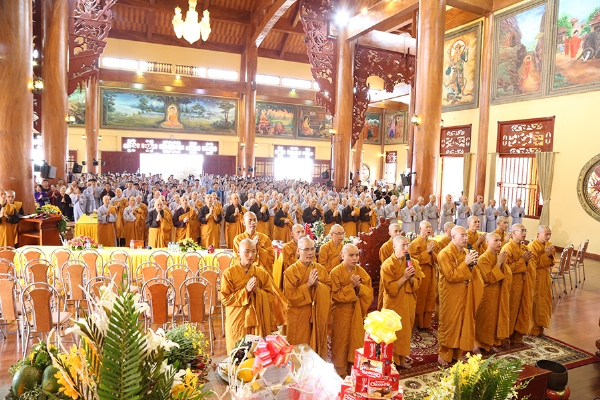 Chư Tăng niêm hương bạch Phật cầu nguyện Tam Bảo chứng minh gia hộ