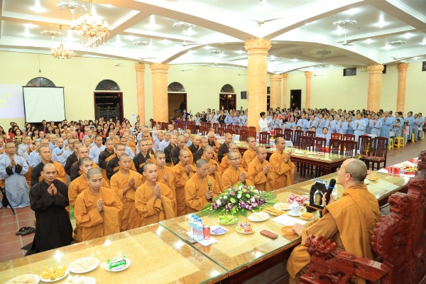 Chư Tăng và Phật tử thành kính tri ân công đức trên Thầy nhân ngày 20-11.