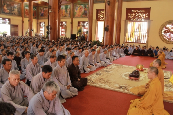 Chư Tăng và Phật tử trong thời khóa tọa thiền của ngày tu Bát quan trai