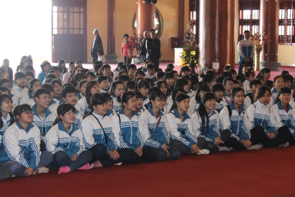 Chùa Ba Vàng chào đón 200 em học sinh ưu tú trường THPT Hoàng Hoa Thám xã Hoàng Quế, huyện Đông Triều, tỉnh Quảng Ninh.